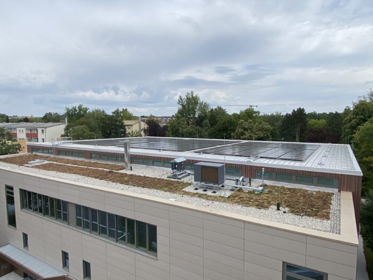 Anlage auf der Sporthalle Dachau-Ost